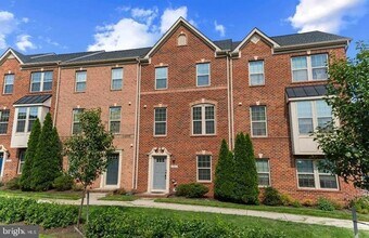 Building Photo - 4662 Hudson St