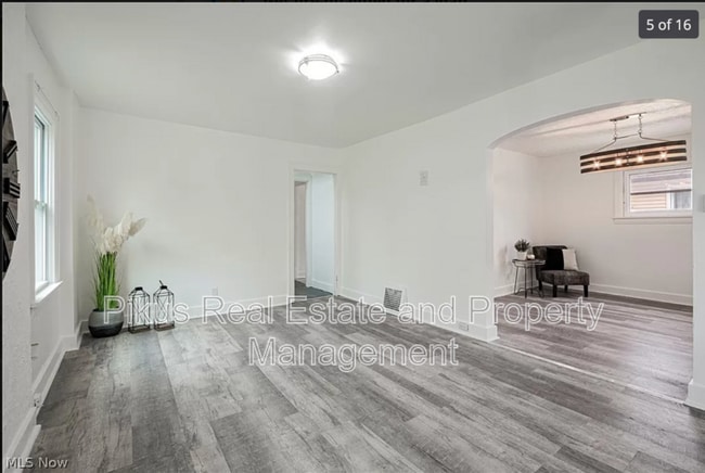 Building Photo - 1033 Chandler Ave