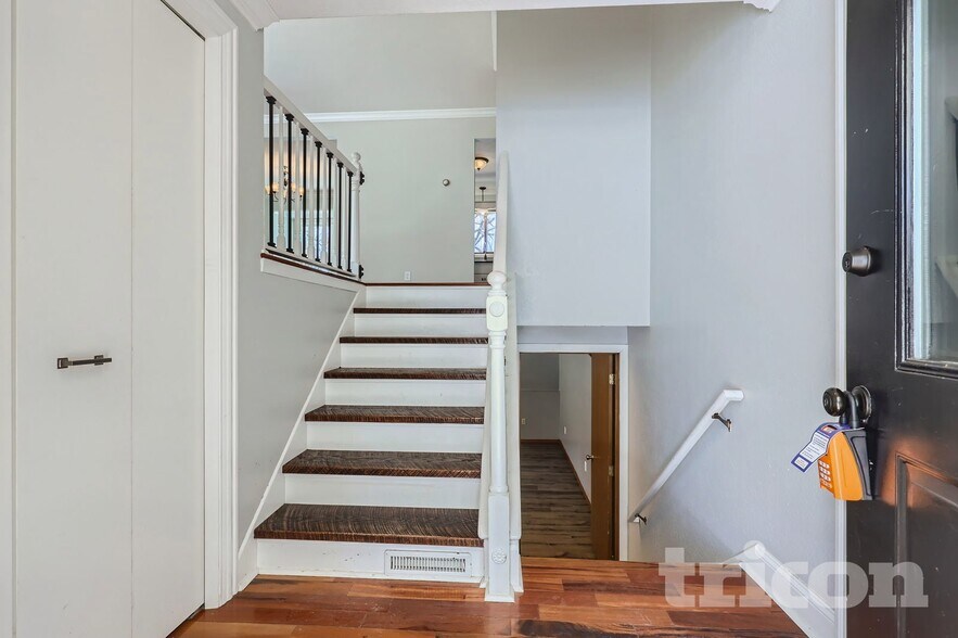 Building Photo - 433 1st St NW
