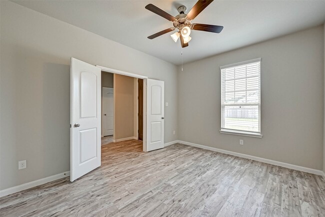Building Photo - 14111 Lake Lodge Dr