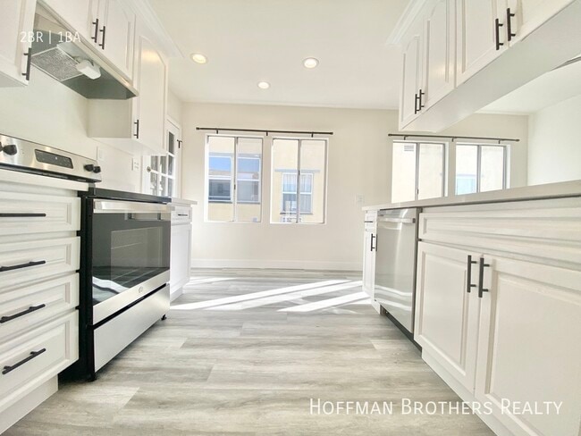 Building Photo - 441 1/2 Hayworth Ave