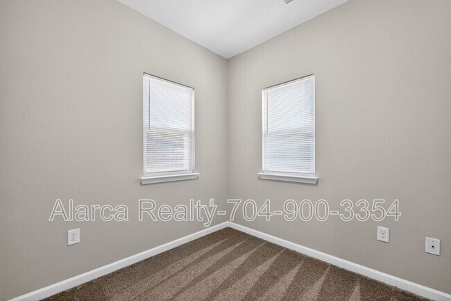 Building Photo - 425 Centerfield Dr