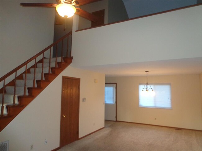 2story family room - 6955 Dorr St