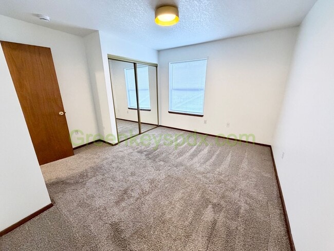 Building Photo - Muliti-level 2 Bedroom 2 Bath Townhouse in St.Johns