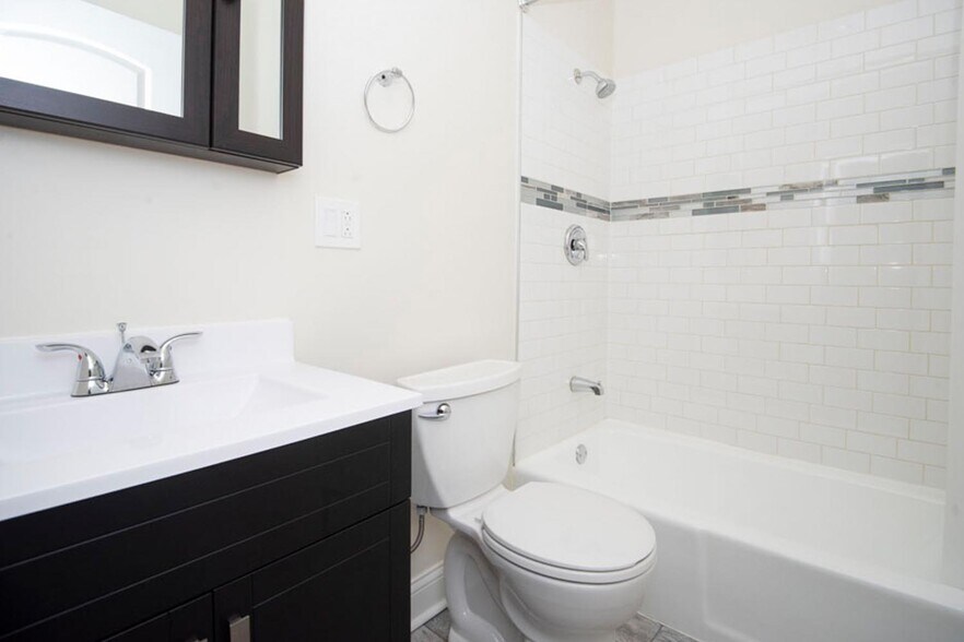 Building Photo - 917 W Waveland Ave