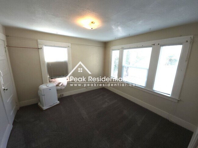 Building Photo - Cute 2 bd/1 ba Roseville House
