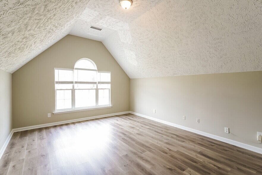 Building Photo - 1902 Champlain Dr