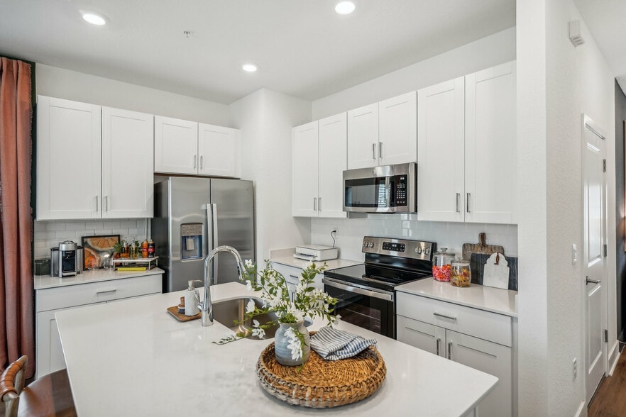 Building Photo - Annalise Glen Creek
