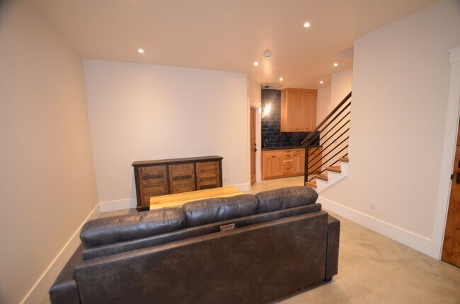 Building Photo - 300 Washington Rd