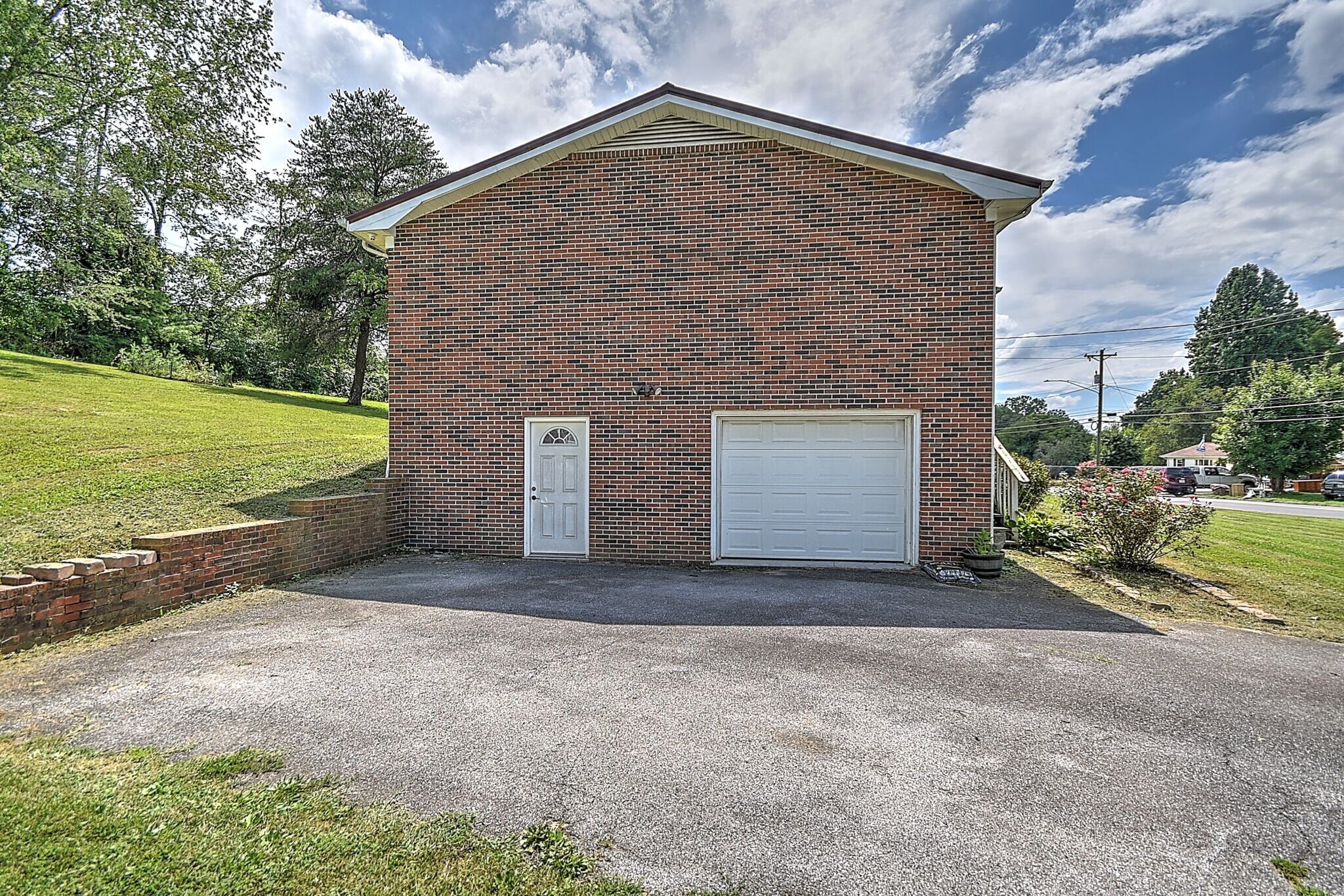 Building Photo - 185 Woodland Cir