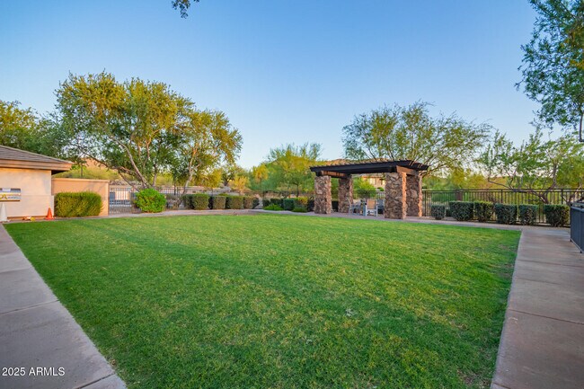 Building Photo - 11173 E Greenway Rd