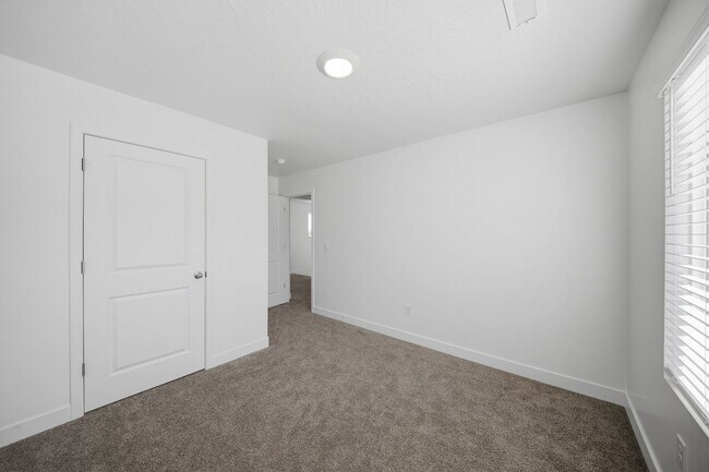 Building Photo - Extra Space, Extra Comfort! 5 Bedroom Home With Bonus Den in Long Valley!