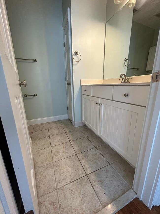 Building Photo - **FIRST MONTH RENT FREE**Charming 3 Bedroom/2 Bathroom with off street parking in Downtown Savann...