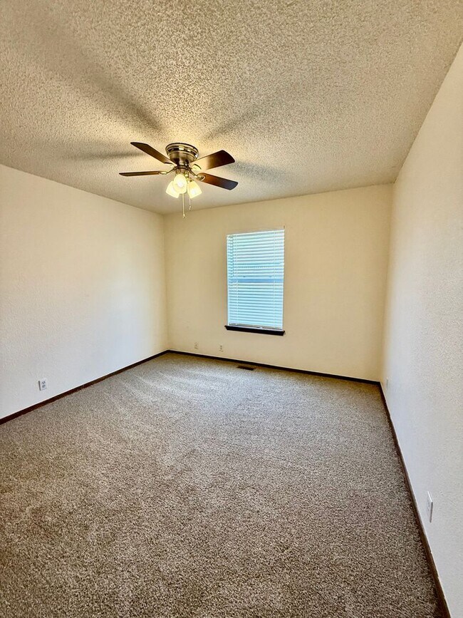 Building Photo - 3 bed, 2 bath Home in Ripple Creek!