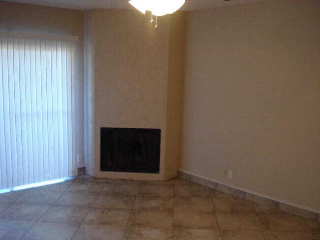 Building Photo - 2725 Santa Fe St