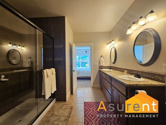 Building Photo - Fully Furnished 2BR/2BA Home in Central Point