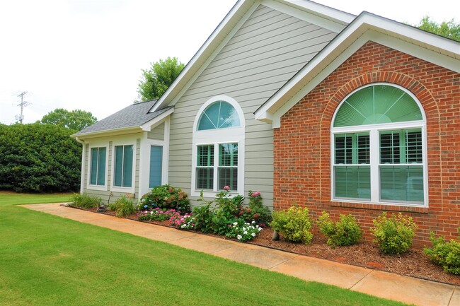 Building Photo - 303 Heritage Club Dr