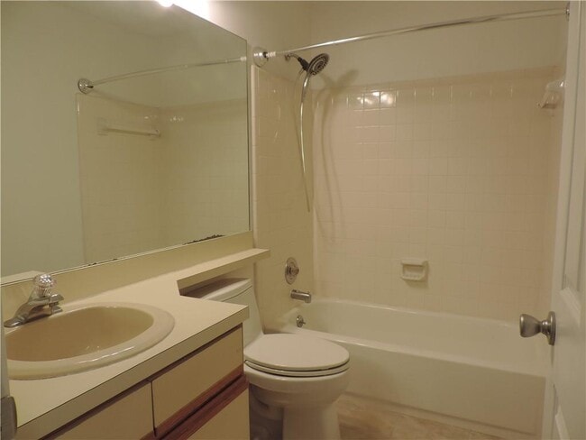 Building Photo - 68 Springhedge Ct St