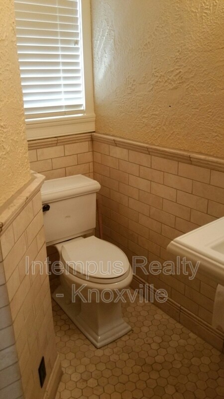 Building Photo - 2103 Fairmont Blvd