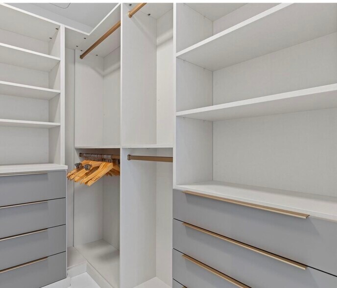 Building Photo - 300 Biscayne Boulevard Way