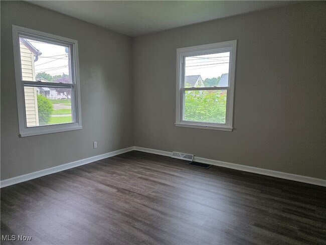 Building Photo - 859 E Avondale Ave
