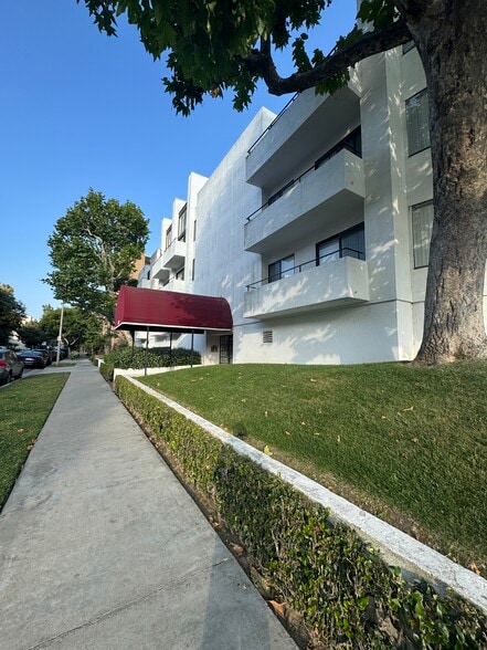 Building Photo - 10990 Rochester Ave