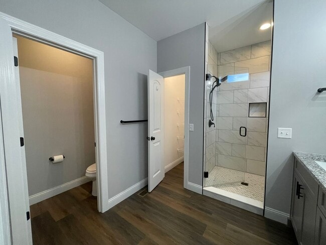 Building Photo - Beautiful 3 Bed / 2 Bath Home with 3-Car G...