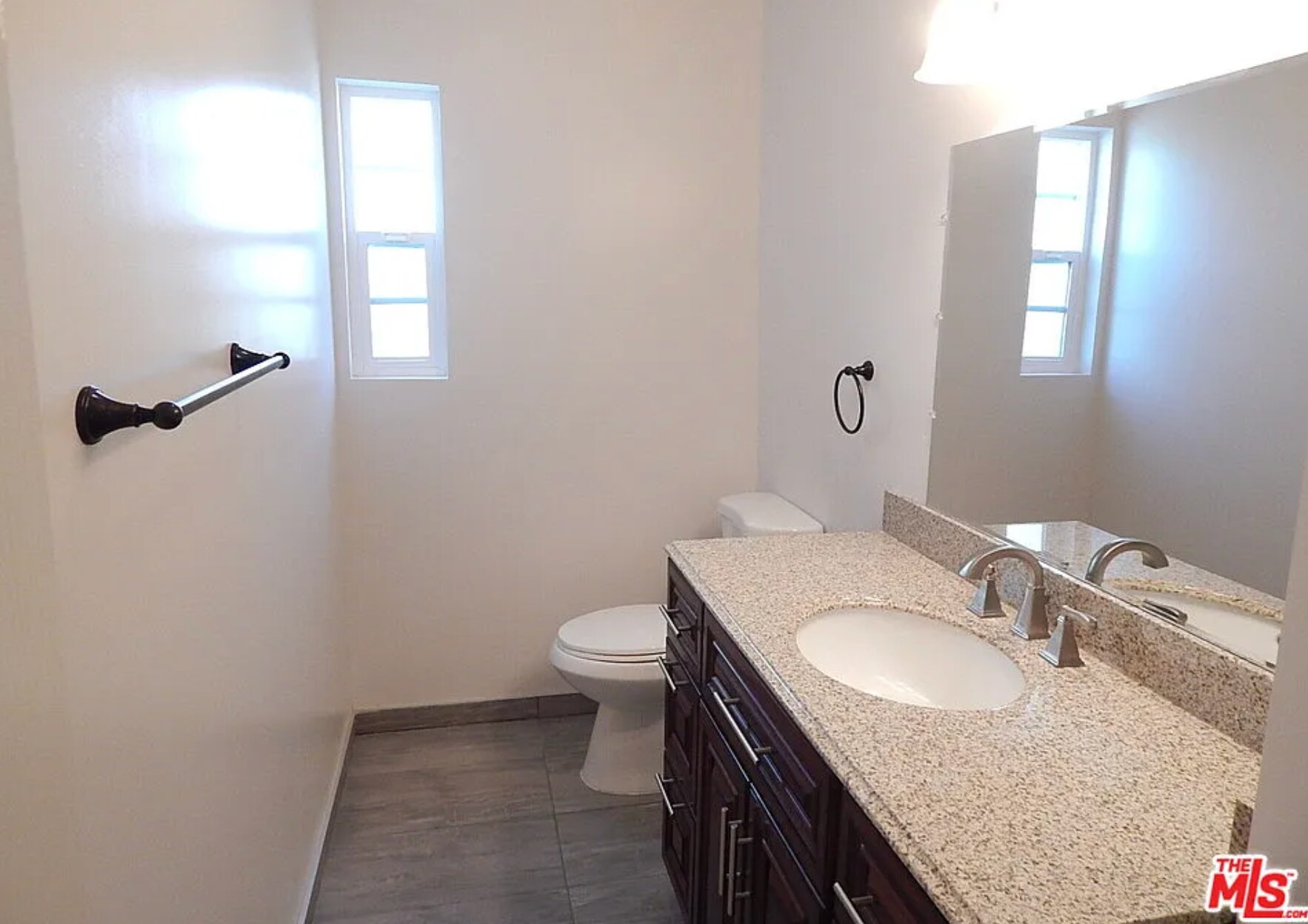 Building Photo - 2018 Hillcrest Dr