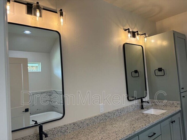 Building Photo - 3002 Hollow Crest Ln