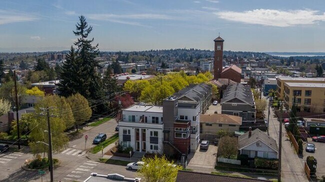 Building Photo - Stunning Modern Air-Conditioned in Coveted...