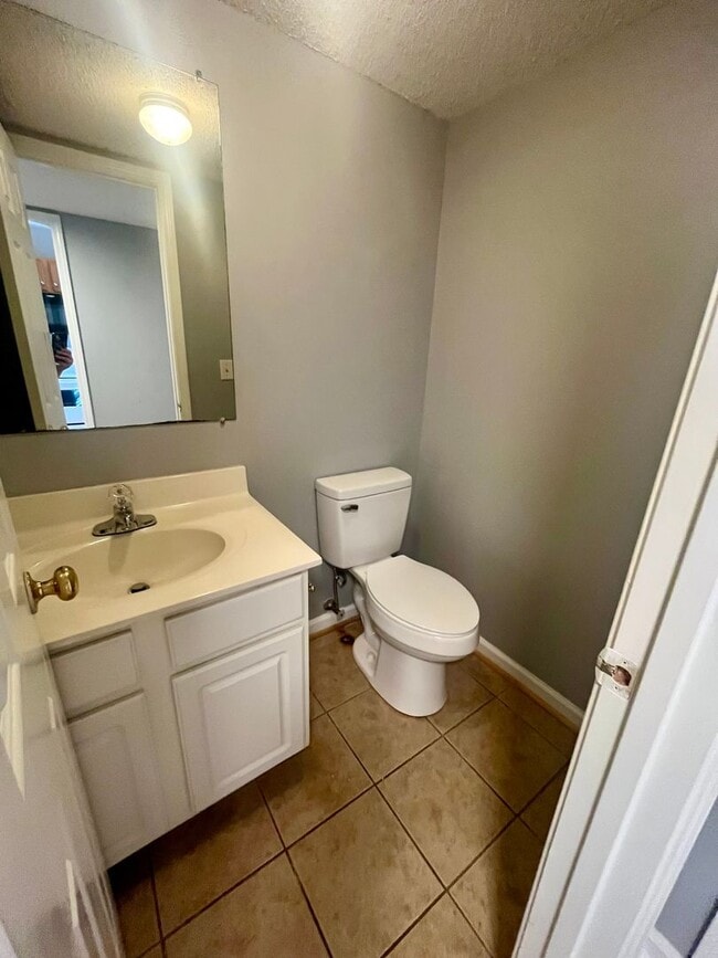 Building Photo - 2 Bedroom 1.5 Bath Townhouse