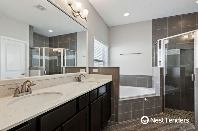 Building Photo - Five Bedroom Beauty in Plummer Creek!
