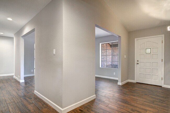 Building Photo - HUGE House In Tempe Close to ASU