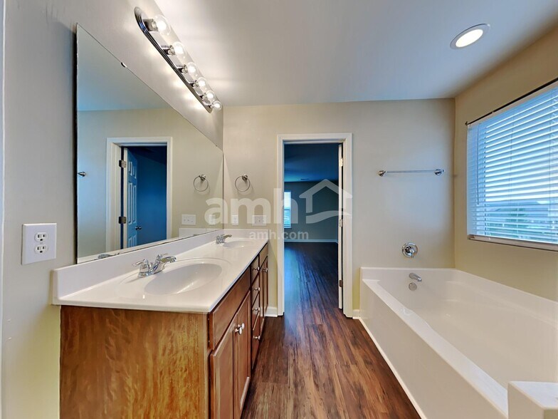 Building Photo - 195 Meadow Wood Rd