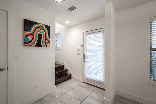 Building Photo - 2 Bed Option in East Dallas Townhome off Greenville Lakewood Neighborhood