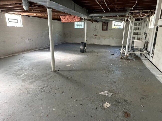Building Photo - Cute 2 bedroom/1 bath Bunglow with garage in Dayton