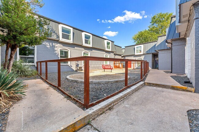 Building Photo - 5005 Manor Rd