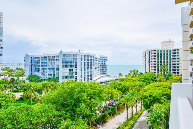 Building Photo - 1121 Crandon Blvd