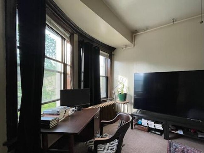 Building Photo - 304 S Graham St