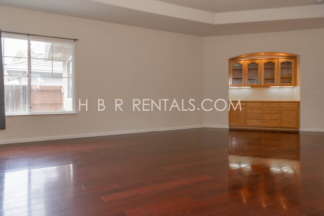 Building Photo - 1582 Peony Dr