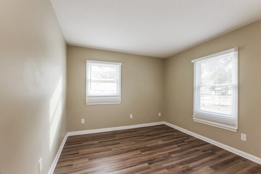 Building Photo - 2010 Longdale Dr