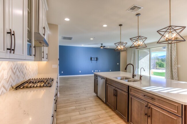 Building Photo - Very Special Oro Valley Home with Pool and Mountain Views!