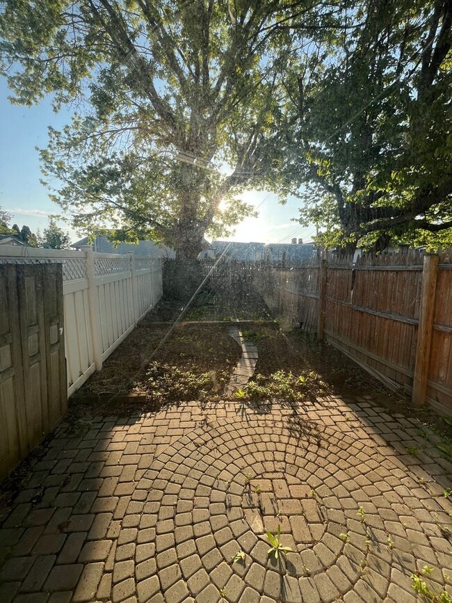 Building Photo - Charming three-bedroom row house available for rent in the desirable Nazareth