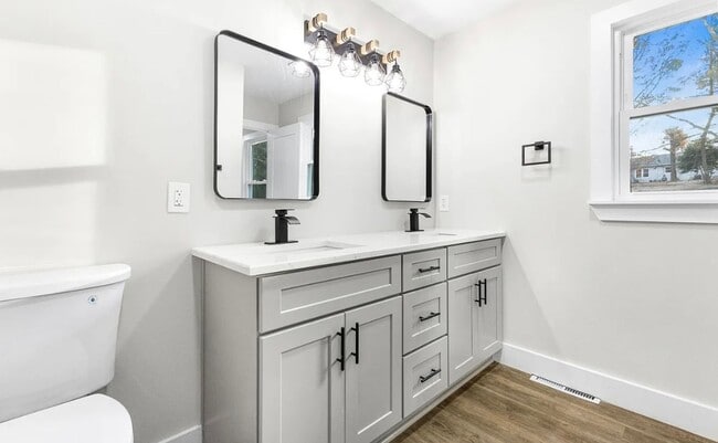 Building Photo - Move in Ready Stunning 4/3 Close To Everything In Greenville!