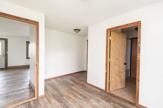 Building Photo - Charming Country Home!