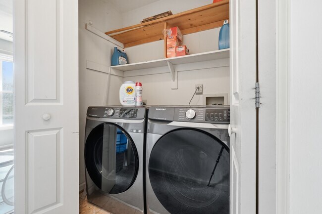 Building Photo - 1721 Chestwood Dr