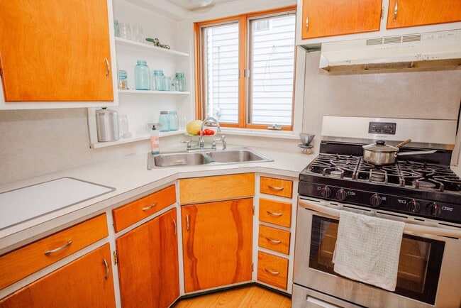 Building Photo - Beautiful four bedroom home avaulable for ...