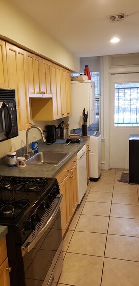 Building Photo - 2201 Chestnut St