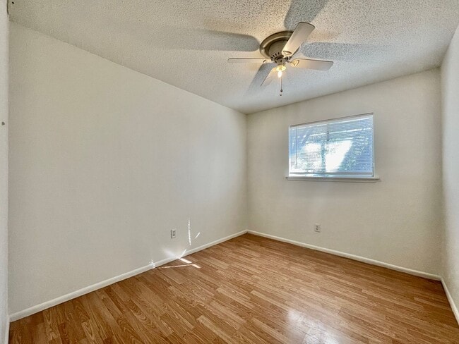 Building Photo - Charming 3 Bedroom Home w/ 1 Car Garage and Large Fenced Yard!!