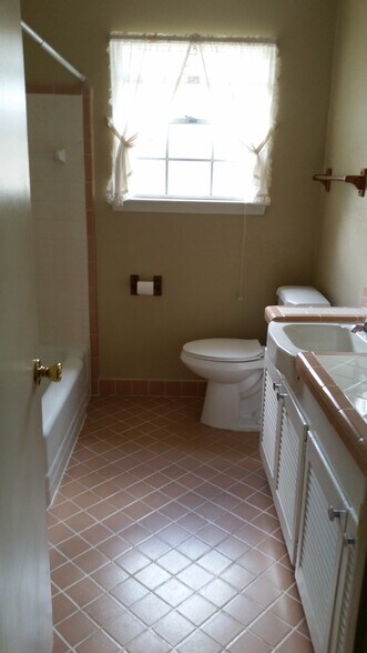 Bathroom - 9469 Macedonia Ave